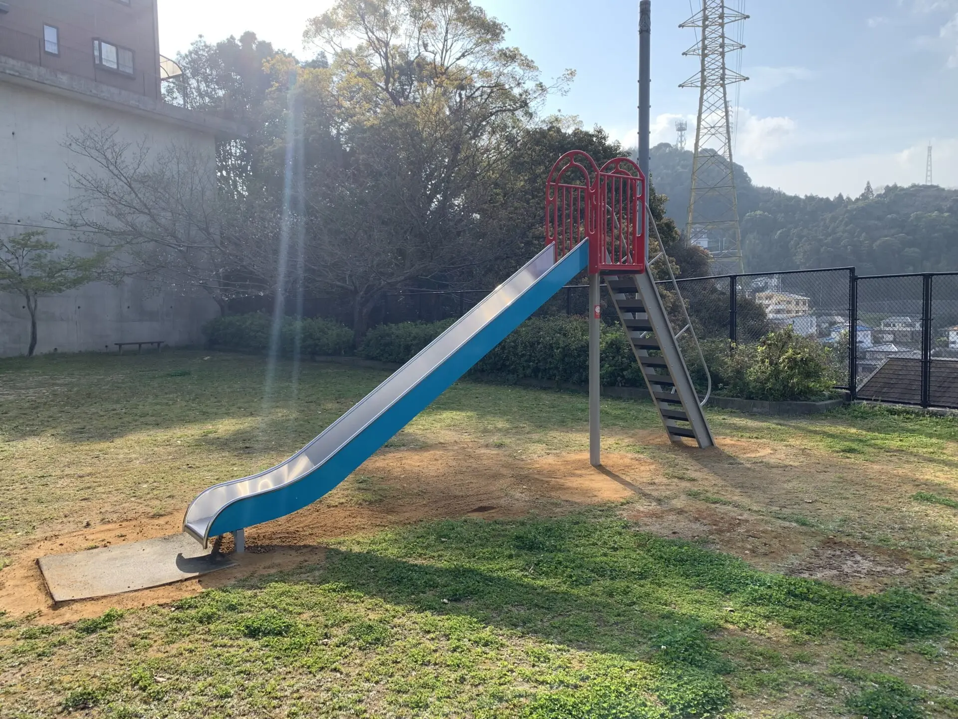 青いすべり台