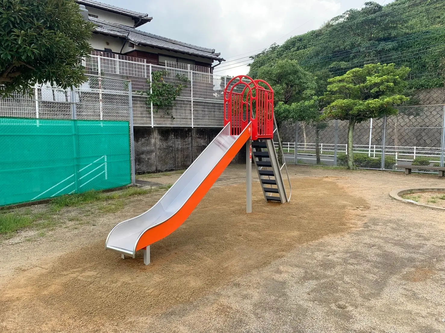 オレンジのすべり台