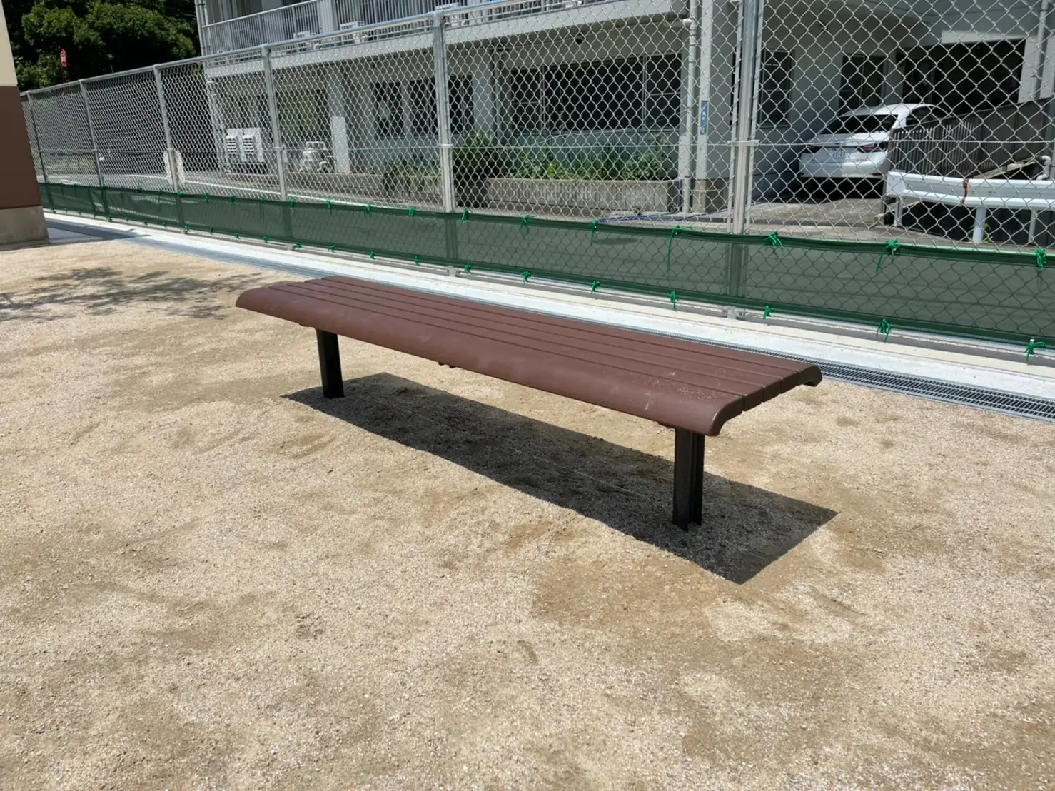 公園の背もたれの無いベンチ