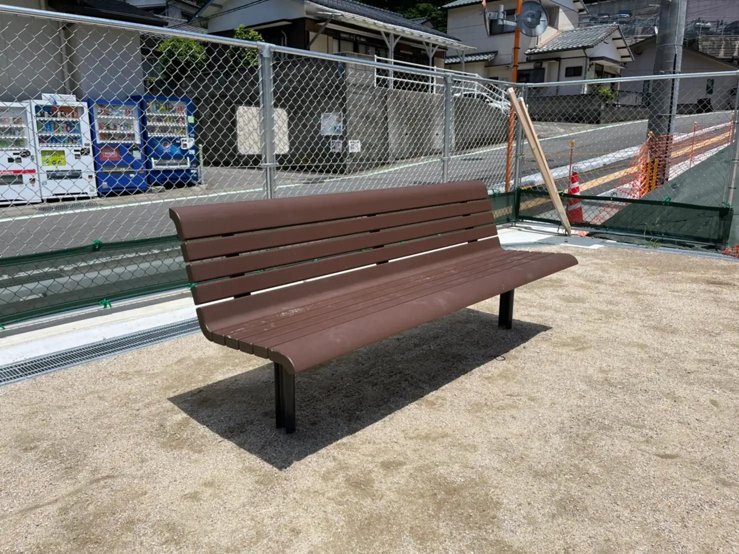 公園の背もたれ付きのベンチ