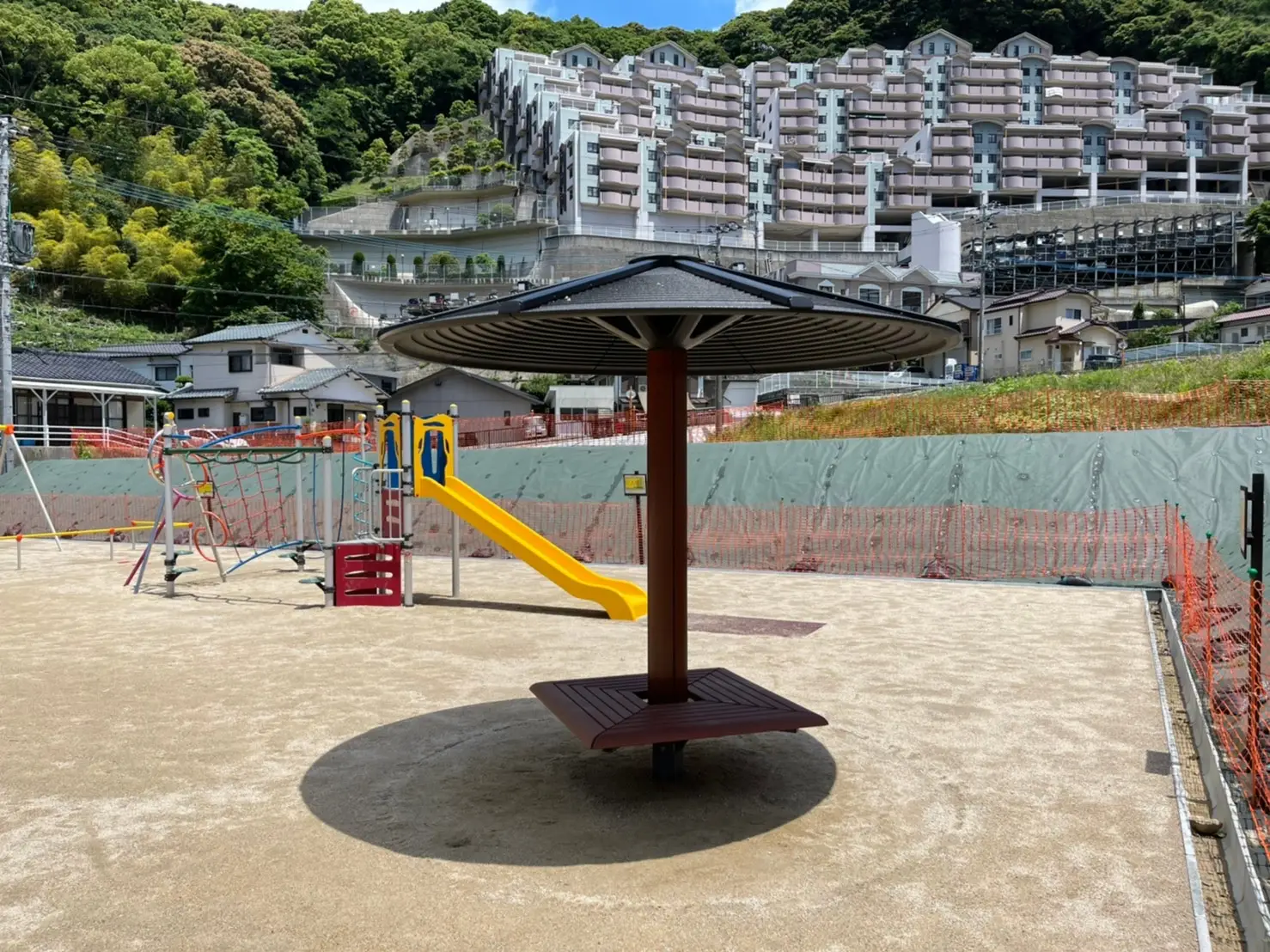 屋根付きの丸いテーブルとベンチ